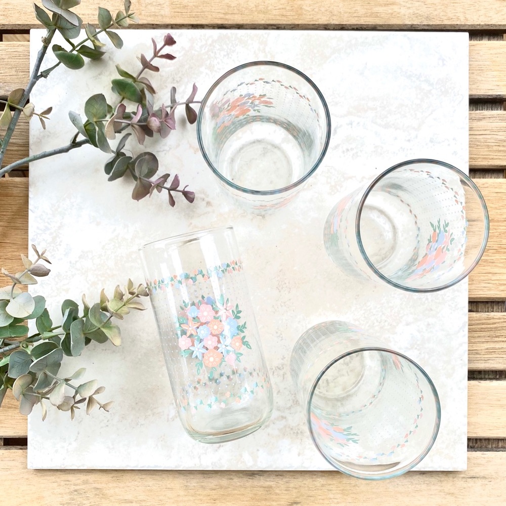 Vintage pastel floral drinking glasses set of 4 - Picture 1 of 7